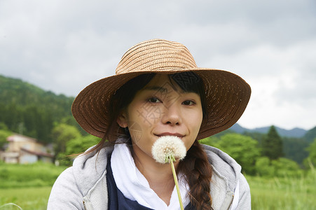 农业妇女开心的拿着蒲公英图片