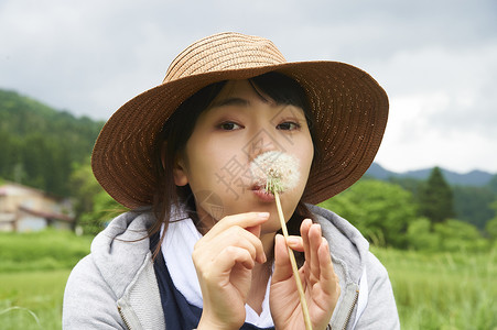 农业妇女开心的拿着蒲公英图片