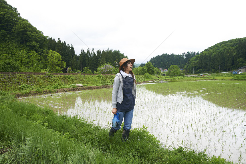 种植水稻正在休息的农民图片