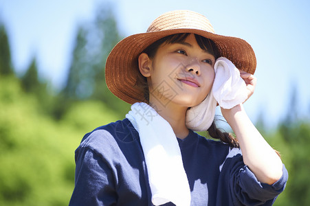 乡下种植水稻的女人图片