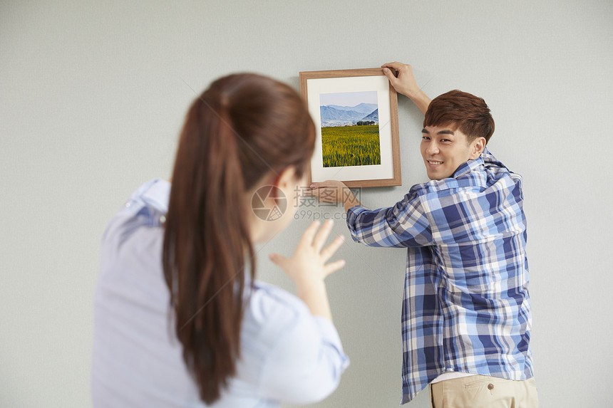 新婚夫妇新房入住收拾房间图片