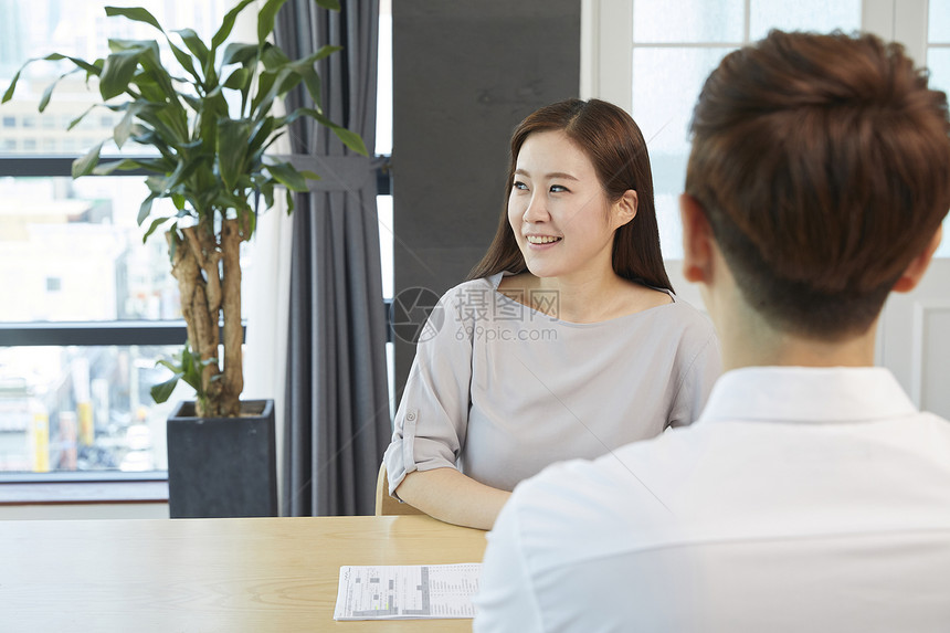 入住新家的夫妇图片