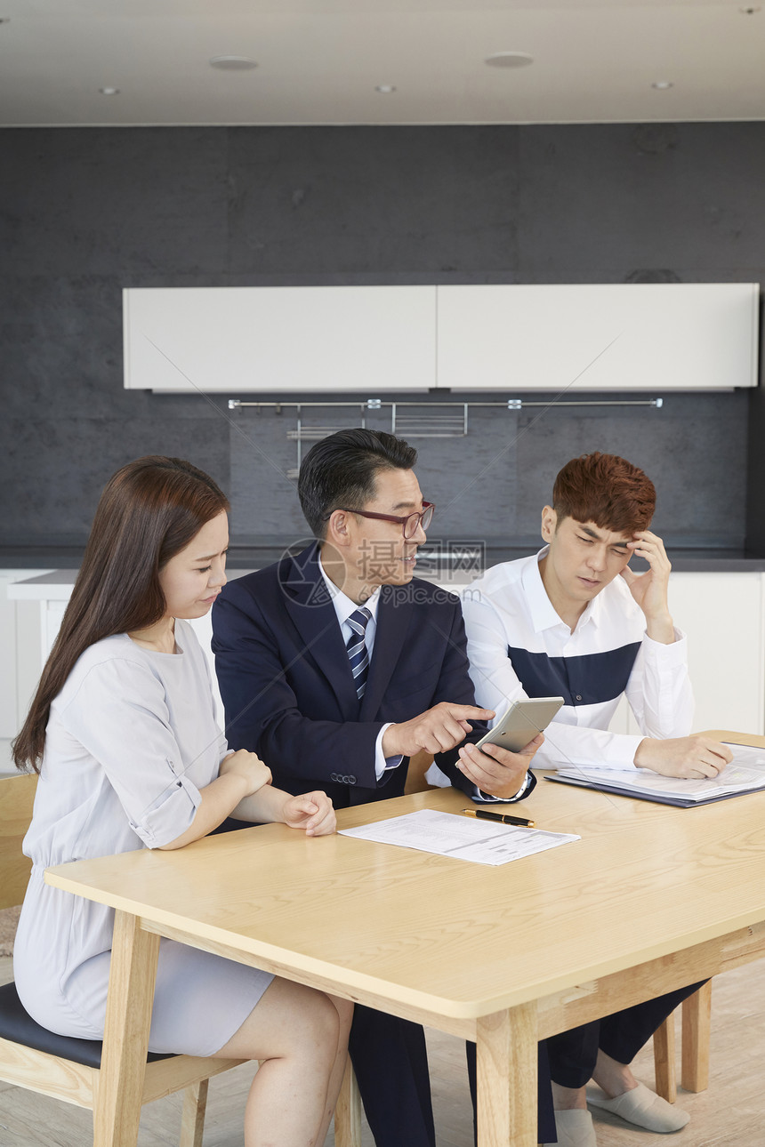 房屋中介带领新婚夫妇看房图片