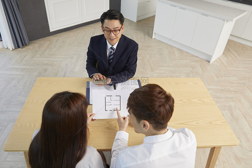 新婚夫妇入住新房图片