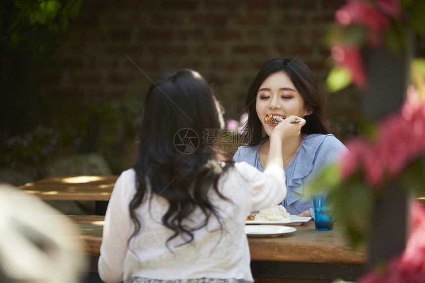 年轻女子在餐厅吃饭图片