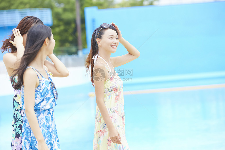 游泳池休闲度假的闺蜜图片