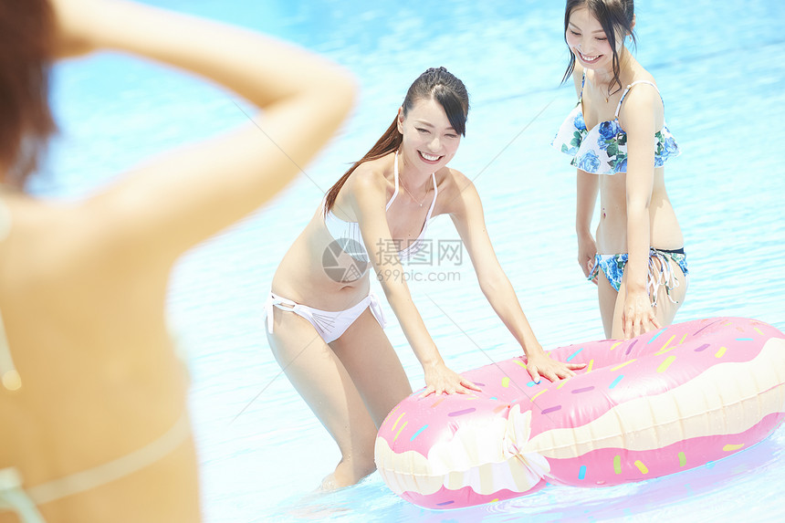 游泳池度假游玩的女人穿比基尼图片