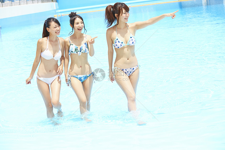 泳池里穿着泳装的少女们图片
