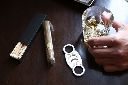 桌子上的酒杯和雪茄图片