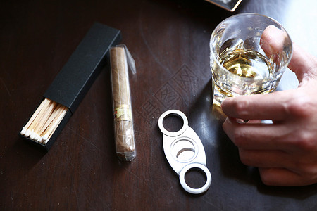 桌子上的酒杯和雪茄图片