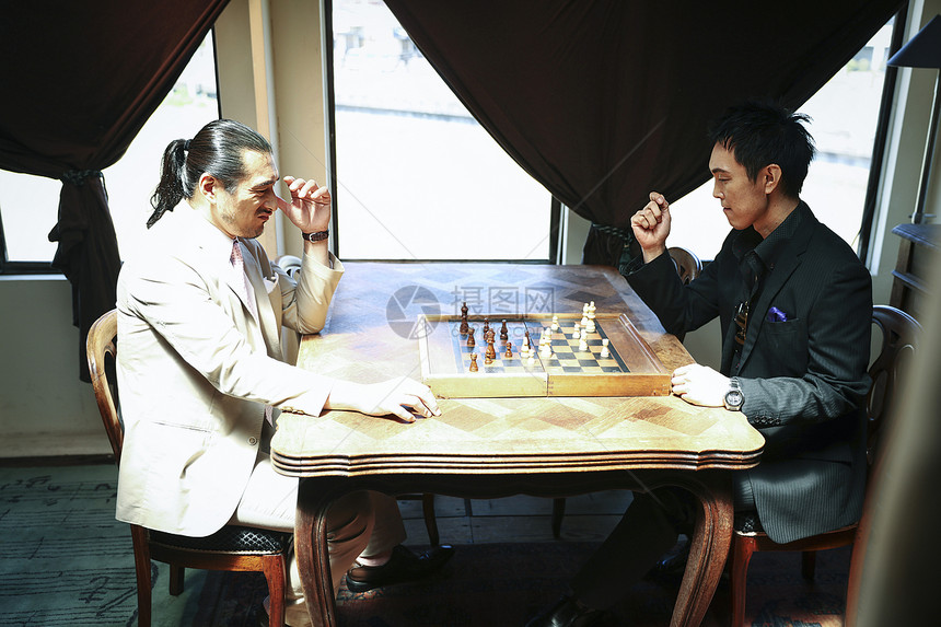 男人喜欢下棋比赛图片