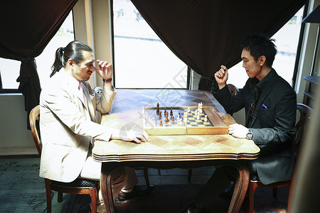男人喜欢下棋比赛图片