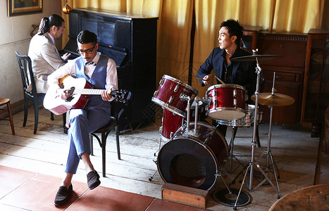 三人时髦男子在演奏乐器图片
