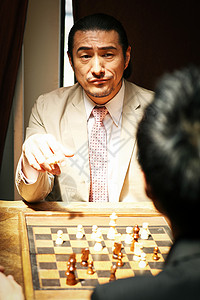 中年男性下国际象棋图片