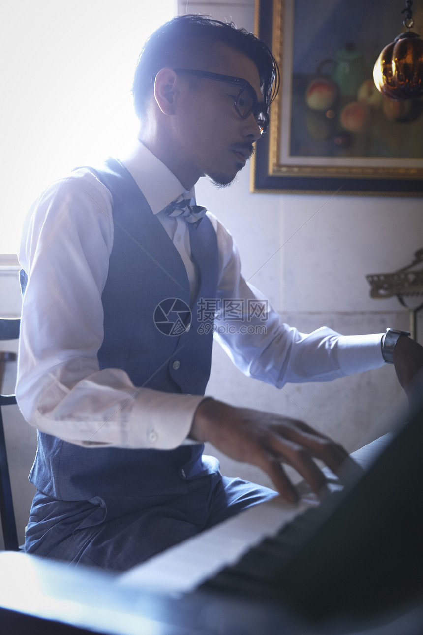 中年男性弹钢琴图片