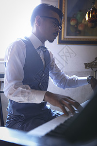中年男性弹钢琴背景图片