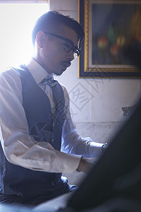 中年男性弹钢琴背景图片