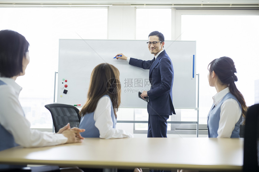 办公室工作的商务人士图片