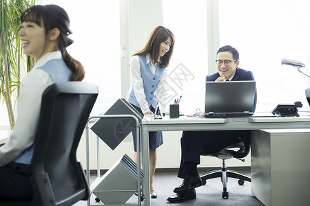 办公室工作和领导沟通的女职员图片