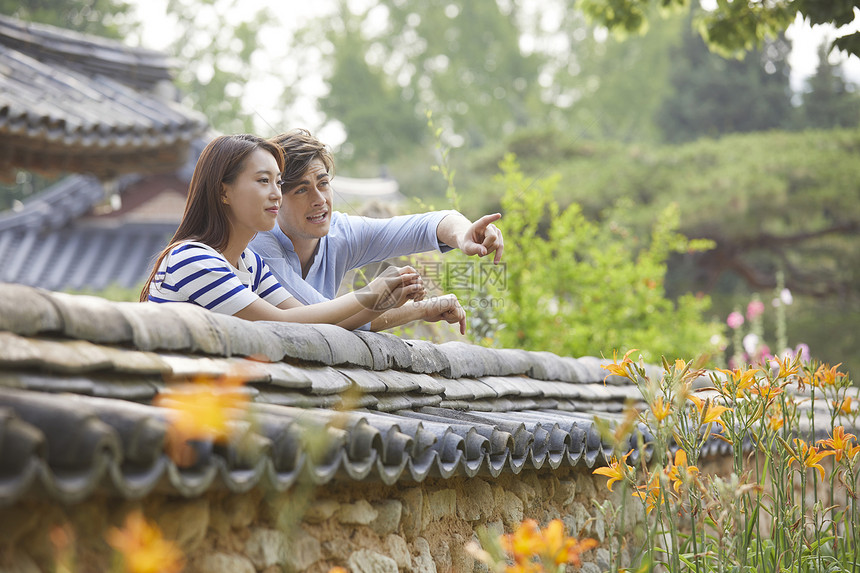 传统村落观光旅游的情侣图片