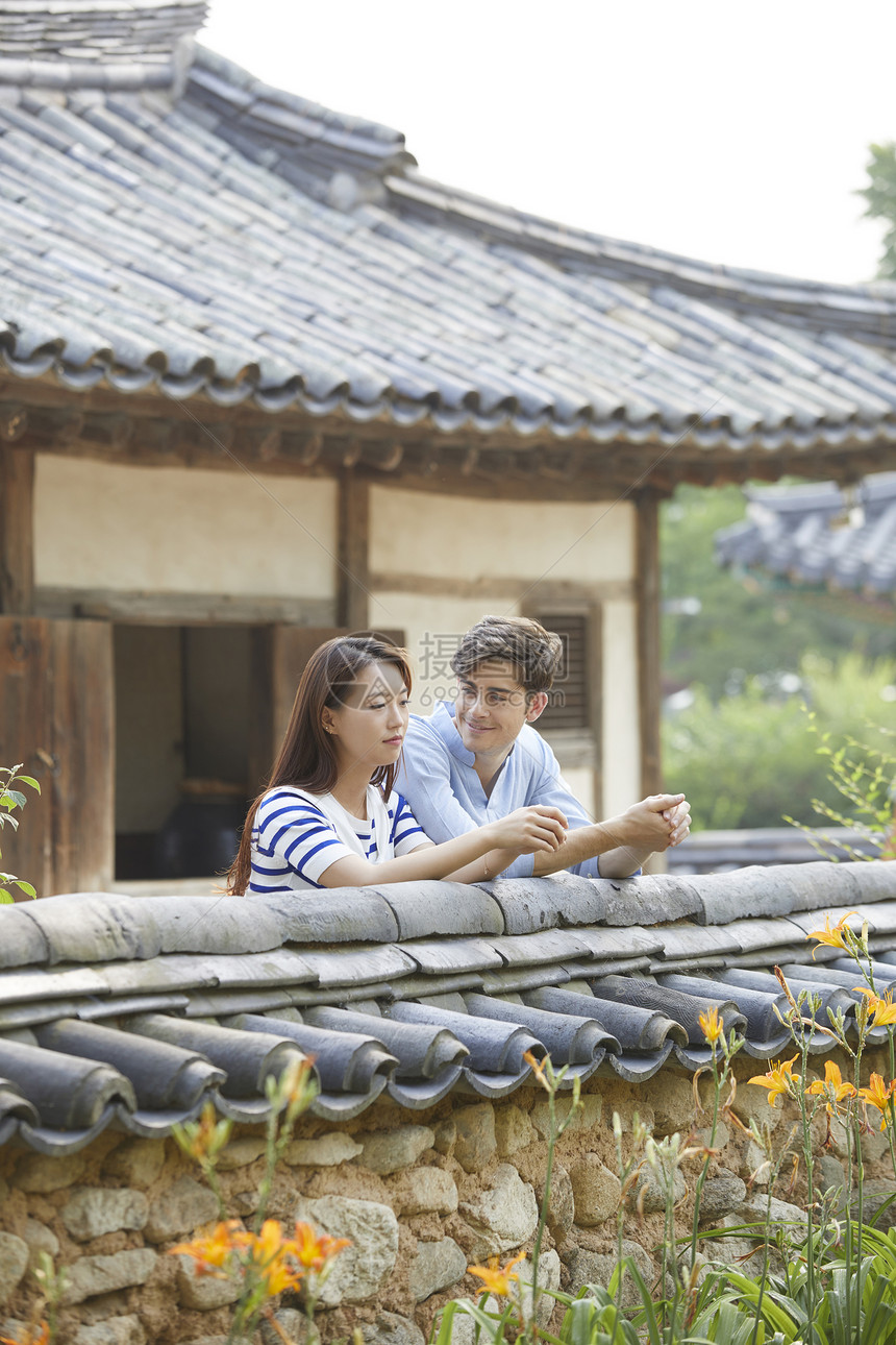 传统村落观光旅游的情侣图片