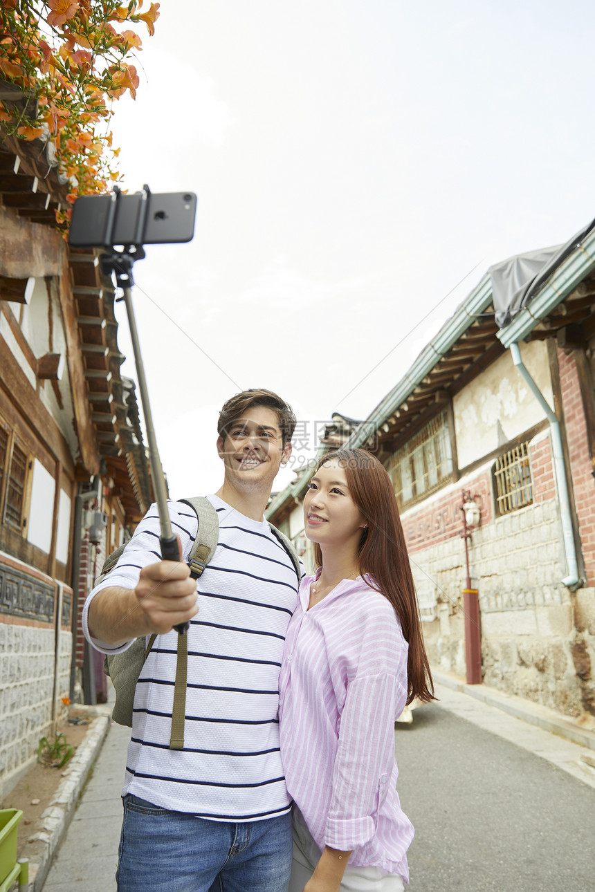 旅游自拍的年轻跨国情侣图片