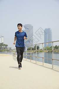 户外公园跑步运动的青年男性图片
