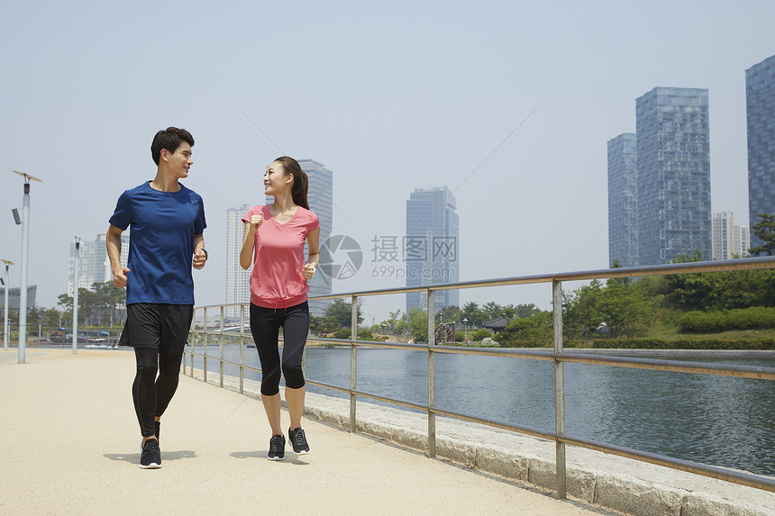 公园里慢跑运动的年轻夫妇图片