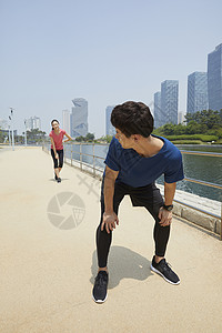 公园里跑步运动的青年男女图片