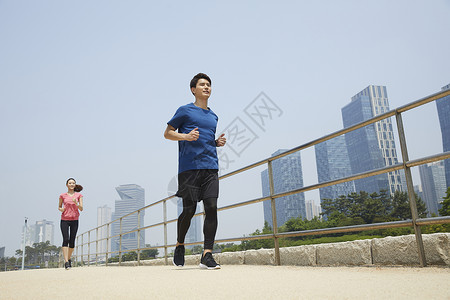 公园里跑步运动的青年男女图片