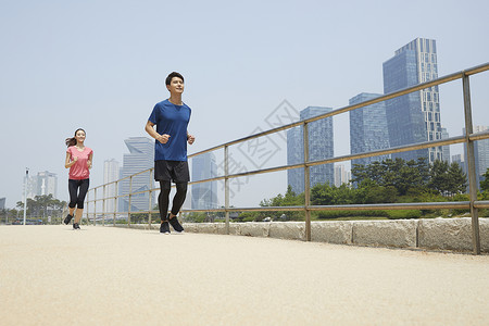 户外跑步运动的青年男女图片