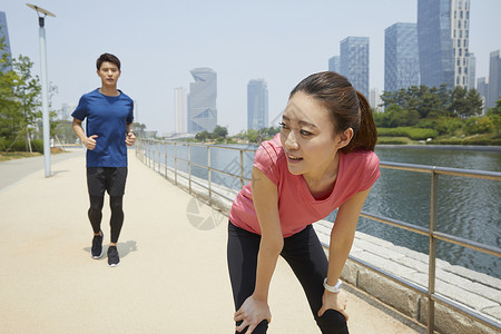 户外跑步运动的青年男女图片