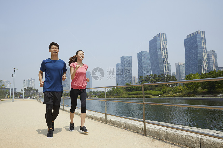 户外跑步运动的青年男女图片