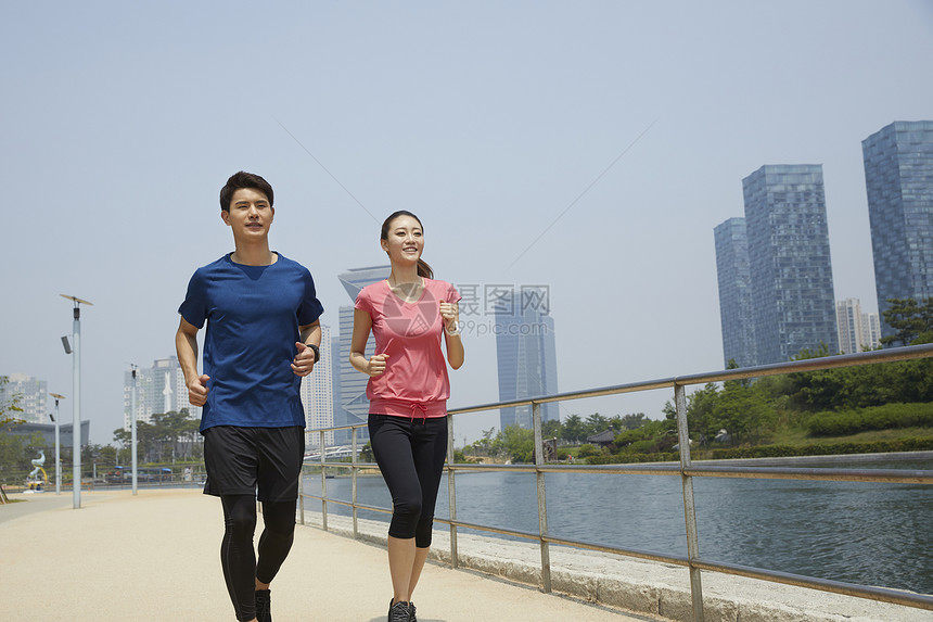 户外跑步运动的青年男女图片