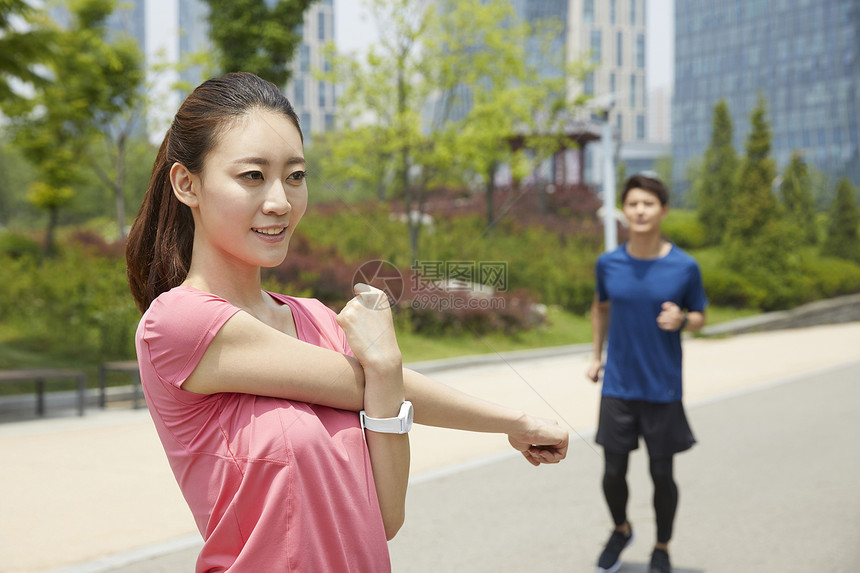 拉伸运动的女青年图片