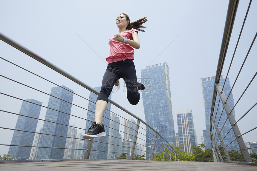 跑步跳跃的年轻女性图片