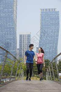 公园里散步运动的年轻情侣图片