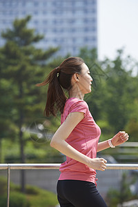 户外跑步锻炼的女孩图片