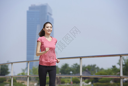 户外跑步锻炼的女孩图片