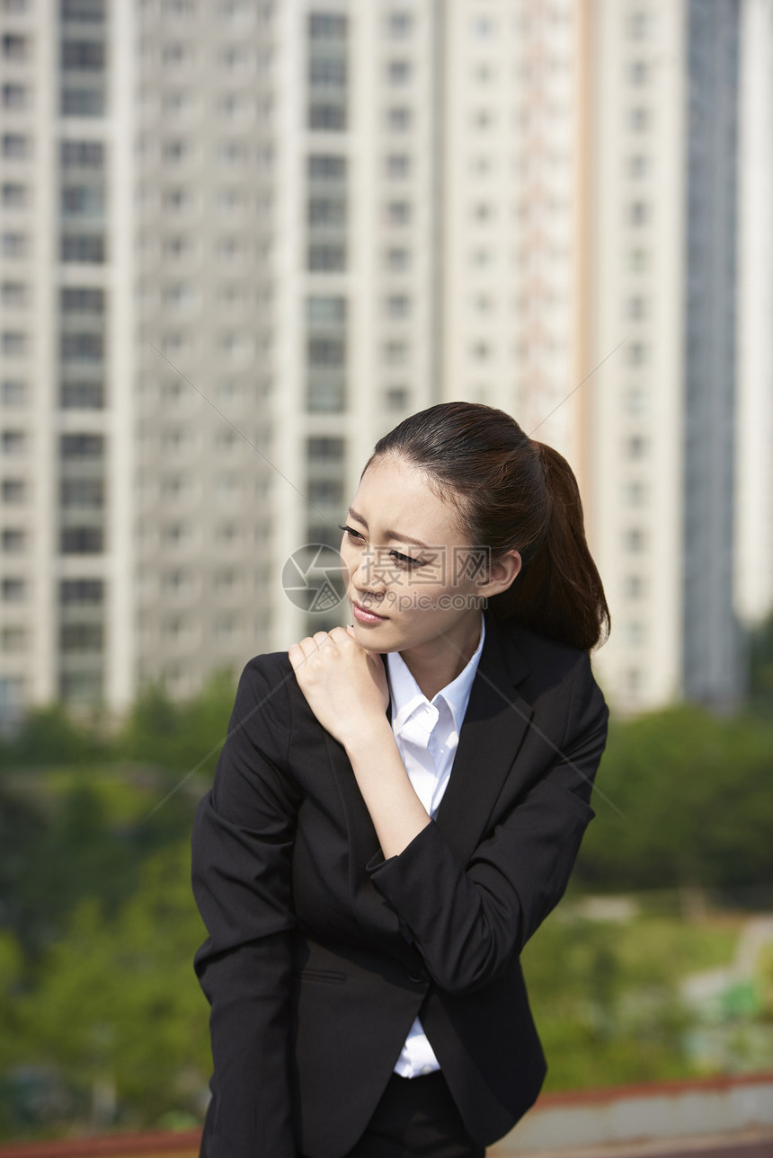 室外的商务人士形象图片