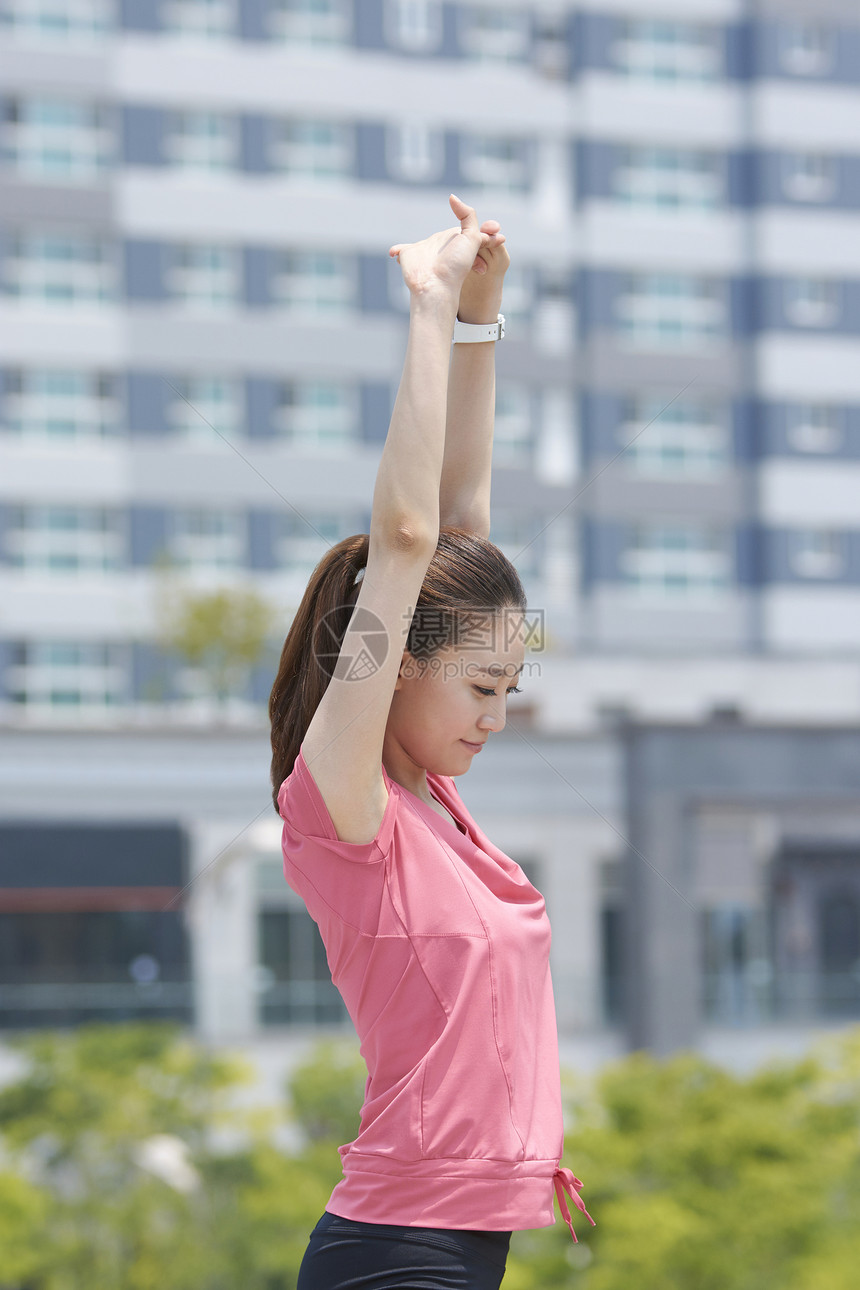 户外公园健身的年轻女士图片