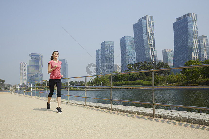 风景成年女子慢跑妇女体育中央公园松岛延苏古仁川图片