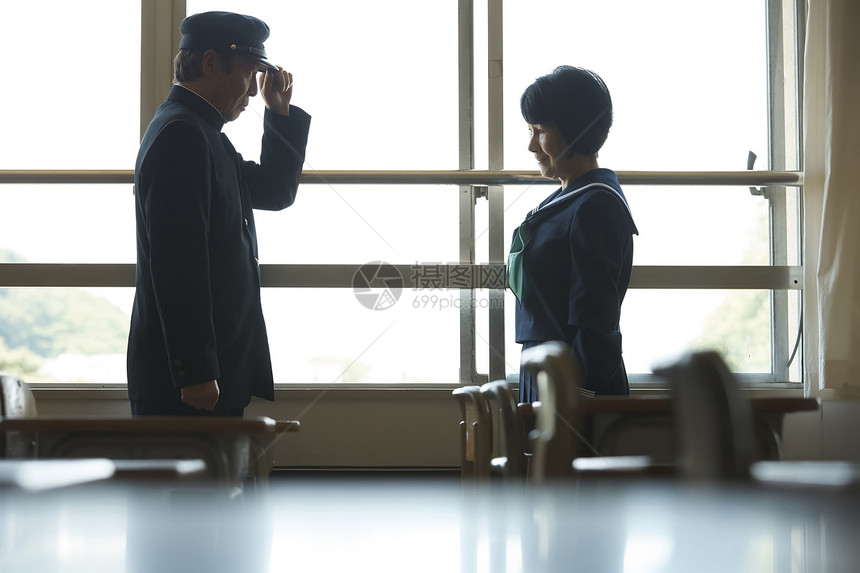 学生在窗边与长辈谈话图片