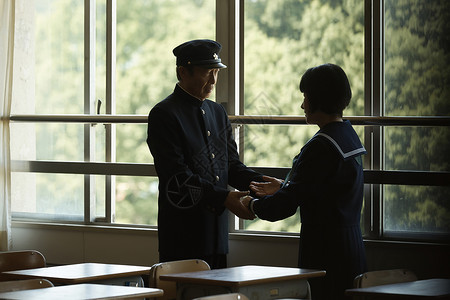 学生在窗边与长辈谈话高清图片