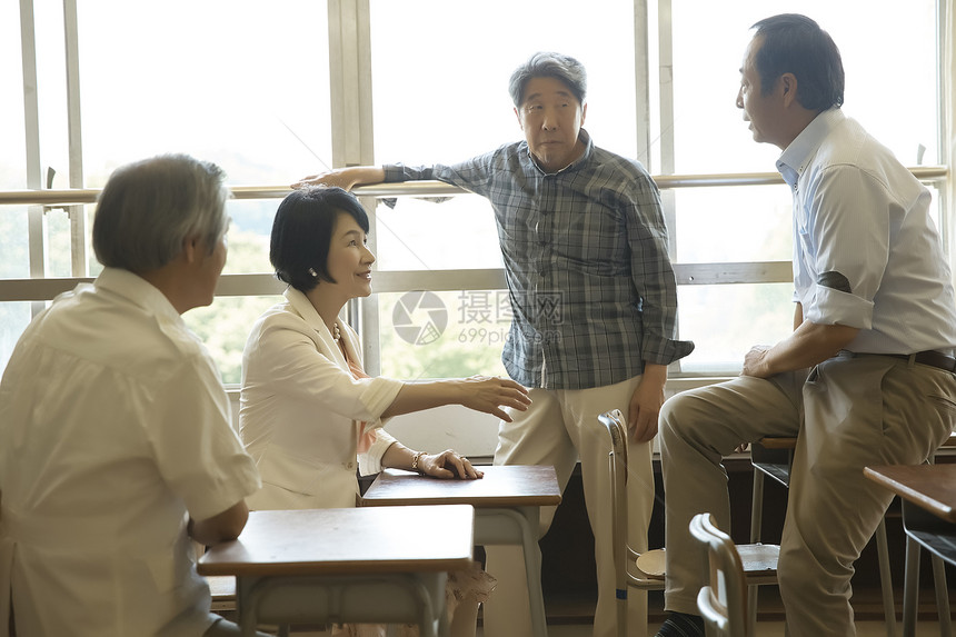 教室里聚会聊天的老年校友们图片