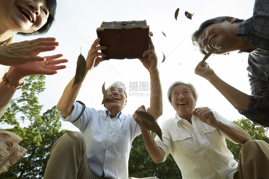 老年人体验年轻生活图片