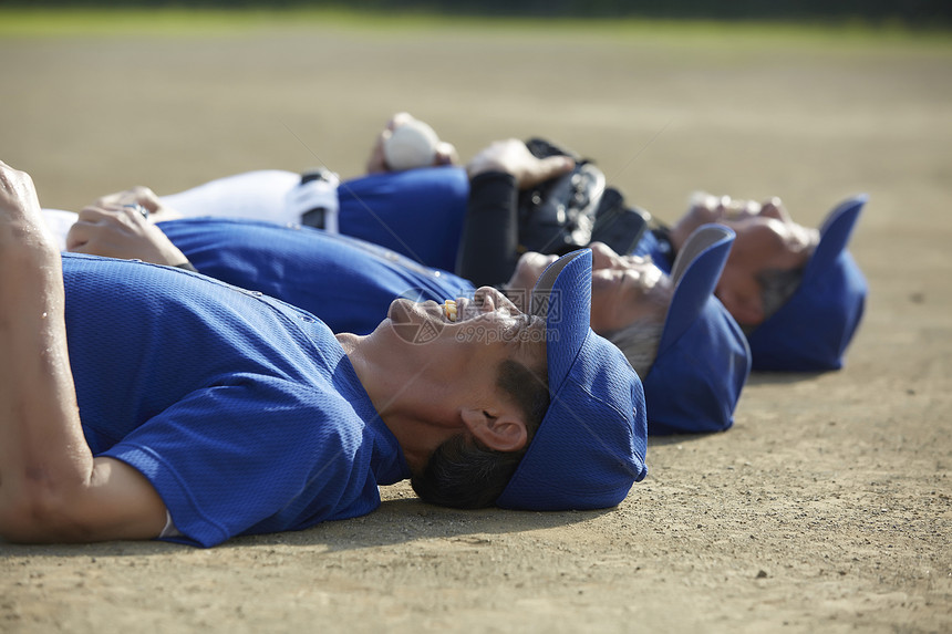 中老年人棒球爱好者躺在草地上休息图片