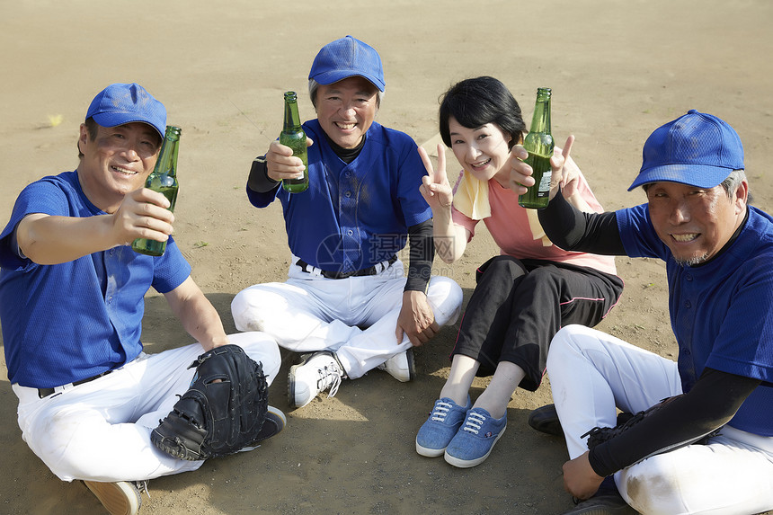 中老年人棒球爱好者聚会喝酒图片