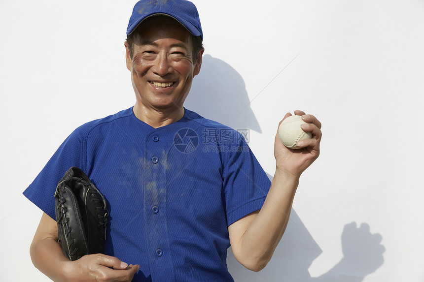 打棒球的中老年人图片