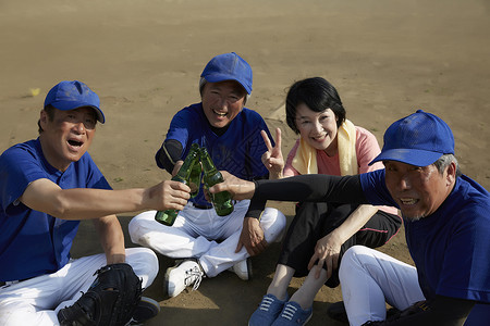中老年人棒球爱好者聚会干杯图片